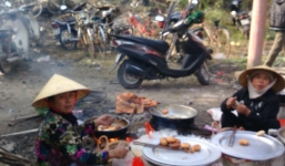 Độc đáo chợ quê ngày Tết dưới chân núi Sẻ