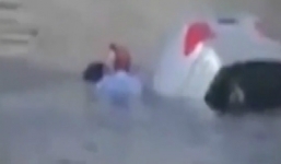 Mercedes lật úp dưới ao