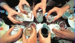 Bí quyết uống rượu bia 'tuyệt đối' không say những ngày Tết 