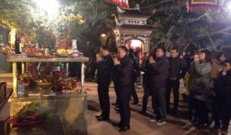 Chùa làng chật kín người thời khắc giao thừa