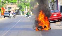 Chơi mùng 1 tết, xe máy bất ngờ bốc cháy dữ dội