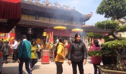 Người dân đổ xô đi lễ xuân sáng mồng 1 Tết