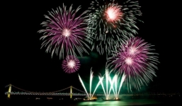 Mãn nhãn với màn pháo hoa rực sáng bầu trời mừng Tết Bính Thân