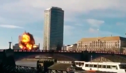 Video: Xe bus nổ tung khiến người dân London kinh hãi