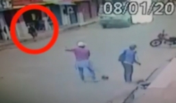 Video: Người phụ nữ tử vong vì bị lốp xe tải văng vào đầu