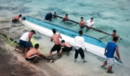 Hải quân đảo Sinh Tồn vượt sóng dữ cứu ngư dân Philippines