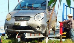 Xế hộp cắm đầu xuống ao, 3 người bị thương