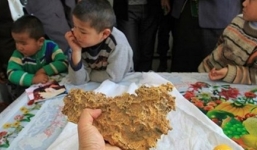 Nhặt được cục vàng bán chục tỷ, đổi đời sau 1 đêm