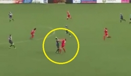 Video: Nữ cầu thủ choảng nhau như trên võ đài boxing 