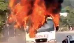 Xe khách 29 chỗ bốc cháy dữ dội trong ngày Tết