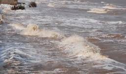 Quảng Ngãi: Hai bé trai 11 tuổi bị sóng cuốn trôi khi tắm biển