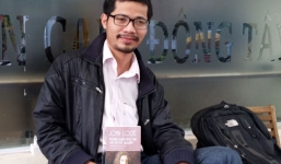 'Gã ăn mày sách' cho những đứa trẻ 'khát sách'