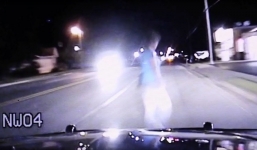 Video: Cảnh sát Mỹ tông xe khiến một người phụ nữ tử vong