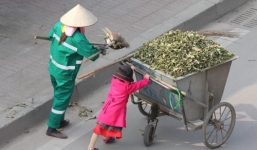 Lặng người thấy cảnh cô bé đẩy xe rác cùng mẹ trong ngày Tết