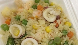 Chặt chém đầu năm: hộp cơm xào hải sản 200.000, bát bún riêu 100.000