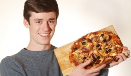 Kinh hãi chàng trai ăn hơn 16.000 con sâu bọ