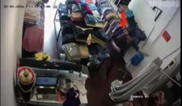 Vờ mua hàng, bất ngờ đánh bất tỉnh nhân viên và cướp tài sản ở Sài Gòn