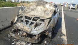 Xe ô tô bốc cháy dữ dội trên cao tốc Long Thành