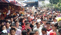 Dòng người ùn ùn chen lấn, trẩy hội chùa Hương