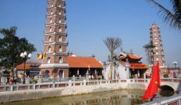 Đầu năm cầu may ở ngôi chùa cổ cứ vua đi qua là cho tiền, bạc tu sửa