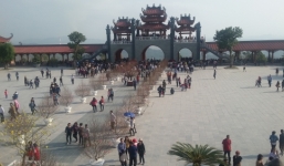 Hàng nghìn khách du lịch tới chùa có chính điện lớn nhất Việt Nam