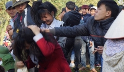 Video: Hàng nghìn người 'đánh nhau' cầu may ở Thanh Hóa