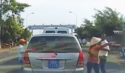 Dàn cảnh bán hàng rong, cạy cửa xe ô tô biển xanh trộm túi xách