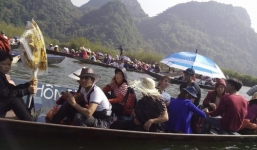 Chùa Hương đông nghẹt, du khách đi đò không áo phao
