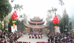 Hơn 5 vạn khách thập phương chen chúc trẩy hội chùa Hương