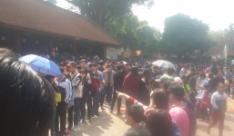 Hàng trăm người đội nắng xin chữ đầu năm tại Văn Miếu