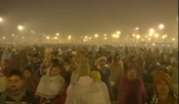 Video: Hàng nghìn người đổ xô đi tắm nước thánh đón mùa xuân