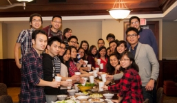 Thầy giáo về hưu làm thơ chia sẻ với du học sinh nỗi niềm ăn Tết xa nhà 