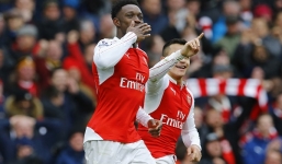 Welbeck giúp Arsenal lội ngược dòng đánh bại Leicester City