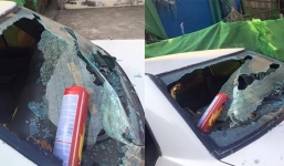 Kính vỡ vụn vì bình cứu hỏa mini nổ trên ô tô