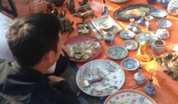 Chợ xuân cầu may nô nức kẻ bán người mua