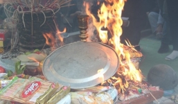 Cáp treo không đáp ứng nổi, lư hương bốc cháy vì quá đông người thắp