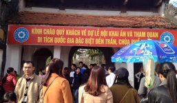 Người dân khắp nơi đổ về đền Trần Nam Định đầu năm 