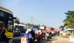 Ùn tắc kinh hoàng trên các tuyến đường về tp. Hồ Chí Minh