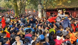 Video: Hàng trăm thanh niên giẫm đạp nhau tranh lộc tại hội Gióng