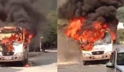 Video: Xe 29 chỗ bỗng dưng bốc cháy dữ dội giữa đường