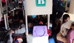 Hơn 60 con người bị 'nhồi' trong xe thót tim vì xe phóng như tên