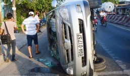 Xe Inova lật nghiêng, tài xế đập kính bò ra ngoài