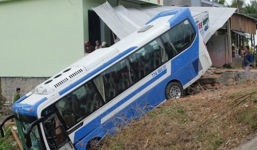 Xe khách chở 21 người mất lái,  lao xuống hố