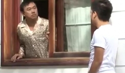 Trường Giang 'méo mặt' khi được Chí Tài cho số điện thoại con gái