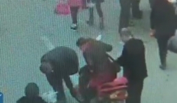 2 người đàn ông dàn cảnh đụng xe móc túi người phụ nữ đi xe máy