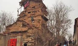 Nông dân 10 năm xây nhà 7 tầng chỉ từ đá và gỗ