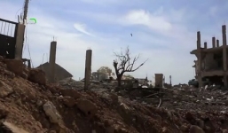 Video: Cảnh tên lửa dội xuống thị trấn cách cư dân chỉ vài mét ở Syria