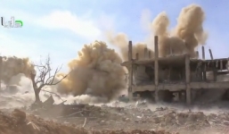 Video: Tên lửa rơi sát người dân ở Syria 