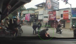 Thanh niên chạy xe vượt đèn đỏ,  tông cô gái ngã gục