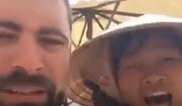 Cô bán xoài 'gây bão' mạng khi ca bằng tiếng Anh cùng khách Tây